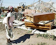 Una mujer, observando la demolicin de su casa. (Foto: EFE)
