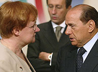 Tarja Halonen y Silvio Berlusconi. (Foto: REUTERS)