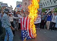 Chiíes pakistaníes queman una bandera de EEUU durante una manifestación en mayo de este año. (Foto: REUTERS)