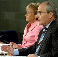 Fernández de la Vega y Montilla, tras el Consejo de Ministros. (Foto: EFE)