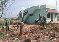 Varias personas tratan de reconstruir sus hogares en Sri Lanka. (Foto: Intervida)