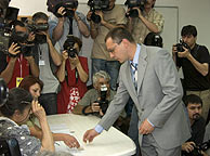 El lder del Partido Socialista de Bulgaria, Sergei Stanishev, vota en un centro electoral de Sofa. (Foto: EFE)