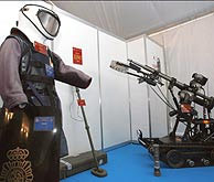 Un traje y un robot expuestos en Madrid. (Foto: EFE)