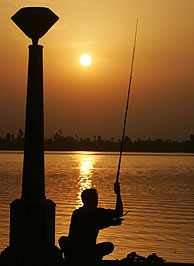 Un joven pesca en el famoso Lago Dal en Srinagar, la capital de la Cachemira india. (Foto: Reuters)