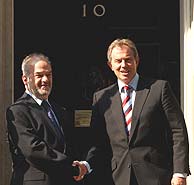 Ibrahim Al Yafari y Tony Blair, en Downing Street. (Foto: EFE)