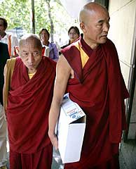 Thubten Wangchen (dcha.) y Palden Gyatso, prisioneros del rgimen chino en el Tbet, en la Audiencia Nacional. (Foto: REUTERS)