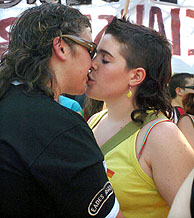 Dos mujeres se besan en Barcelona. (Foto: EFE)