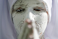 Una chica se pinta la cara de blanco en Sydney. (Foto: REUTERS)