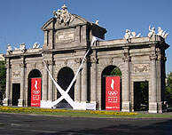 La Puerta de Alcal (Madrid), con las bandas blancas. (Foto: CONGDE)