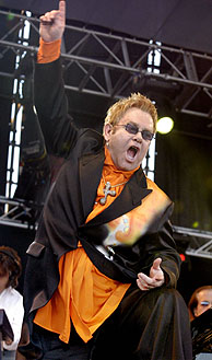 Elton John se desgaita para animar al pblico. (Foto: EFE)