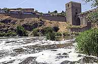 El Tajo, con bajo caudal, a su paso por Toledo. (Foto: EFE)