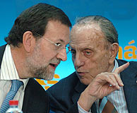 Rajoy y Fraga, durante su comparecencia en Santiago. (Foto: EFE)