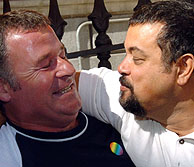 Una pareja de homosexuales celebra la aprobacin de la ley el pasado da 30. (Foto: EFE)