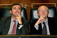 ngel Acebes y Josep Piqu en el Congreso, en 2001. (Foto: EFE)