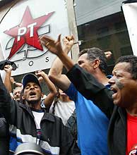 Un grupo de manifestantes se ha concentrado frente a la sede del PT en Sao Paulo. (Foto: EFE)