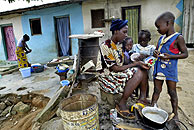 Una mujer, alimentando a sus hijos en frica: (Foto: REUTERS)