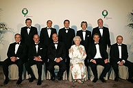 Los integrantes del G-8 y el presidente de la Comisin Europea, con la Reina de Inglaterra y el duque de Edimburgo en la cena de inauguracin de la cumbre. (Foto: REUTERS)