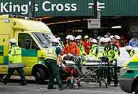 Traslado de heridos desde la estacin de King's Cross. (Foto: Reuters)