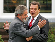 Lula y Schrder se saludan en Gleneagles. (Foto: Reuters)