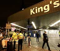 Dos policías montan guardia delante de la estación de King's Cross. (Foto: AP)