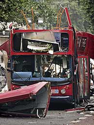 Imagen del autobús atacado. (Foto: EFE)