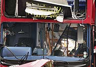 El autobs que sufri la explosin, destrozado. (Foto: AP)
