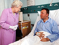 La reina Isabel II ha visitado a los heridos en los atentados. (Foto: AP)