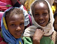 Nias sonren en un campo de Labado, al sur de Darfur. (Foto: REUTERS)