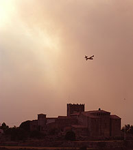 La silueta de Viver i Serrateix, filtrada por el humo. (Foto: EFE)