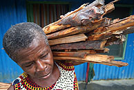 Una mujer nigeriana, cargando lea. (Foto: AP)