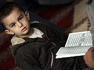 Un niño musulmán reza con su padre en una mezquita de Londres. (Foto: AP)