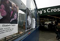 La entrada a la estacin de King's Cross, con carteles de desaparecidos. (Foto: REUTERS)