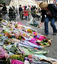 Una mujer deposita flores en la estacin de King's Cross. (Foto: REUTERS)