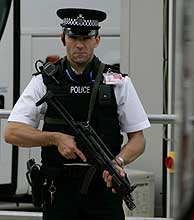 Un polica britnico vigila en el aeropuerto de Heathrow. (Foto: AP)