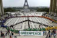 Acto de Greenpeace en Pars. (Foto: EFE)