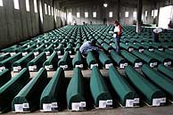 Varios funcionarios organizan las tumbas de 610 personas asesinadas en Srebrenica en 1995. (Foto: AP)