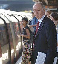 El alcalde de Londres ha viajado en metro a su oficina. (Foto: AP)