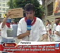 Un cartel dice 'Salvad RTVE. Productoras Fuera' tras un reportero del programa.