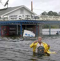 Un hombre intenta atravesar una calle inundada en St. Marks, en Florida. (Foto: AP)