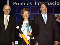 Leire Pajn, entre el presidente del BBVA, Francisco Gonzlez, y el del CIP, Frank Smith. (Foto: EFE)
