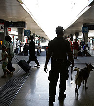 Un polica italiano vigila una estacin de tren en Roma. (Foto: AP)