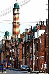 La mezquita destaca entre las casas en el área de Hyde Park, en Leeds. (Foto: AP)