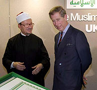El presidente del Consejo de las Mezquitas, Zaki Badawi, junto al prncipe Carlos en una foto de 2004. (Foto: AP)