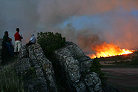 Varias personas observan el incendio desde los alrededores de Santa María del Espino. (Foto: Reuters)