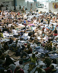 Turistas extranjeros son evacuados en Cancn por la llegada del huracn. (Foto: REUTERS)