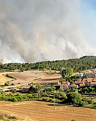 Vista de la localidad de Ciruelos, una de las afectadas por el incendio. (Foto: EFE)
