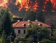 Las llamas amenazan edificios de Castellnou de Bages. (Foto: EFE)