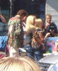 Hasselhoff (de espaldas) junto a su rubia mujer fotografiados por Csar.