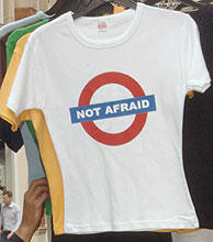 Camisetas con el lema de moda en Cambridge Circus. (Foto: AP)