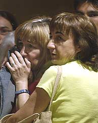 María Ángeles García, delegada de Educación y Ciencia, tras conocer la identificación de su hijo. (Foto: EFE)